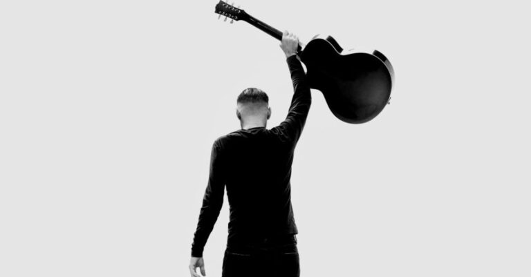 Let’s rock: ecco il nuovo singolo di Bryan Adams, Kick Ass