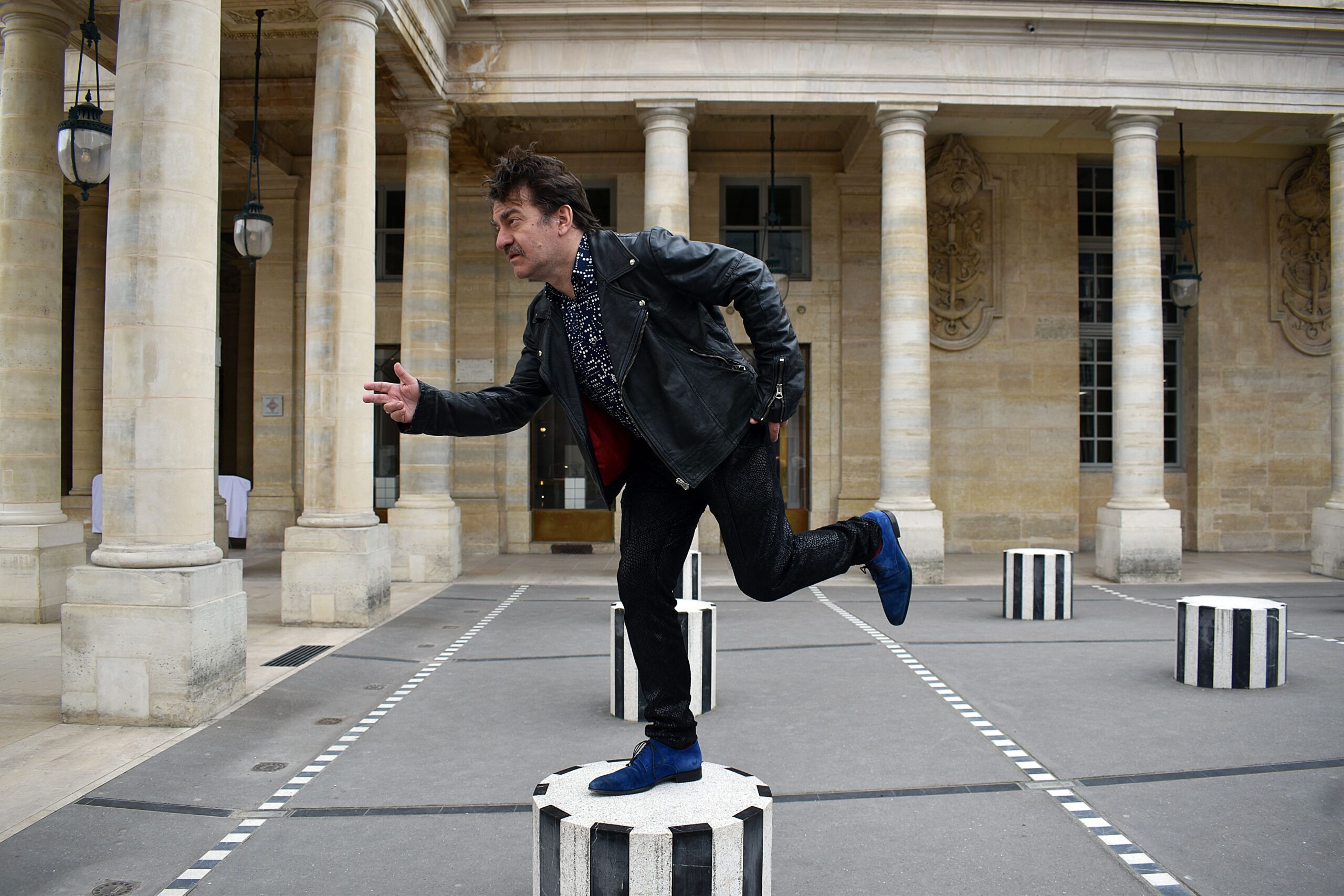 Peppe Voltarelli fotografato da Danilo Samà alle Colonnes de Buren nella Cour d'honneur del Palais-Royal di Parigi nel 2023