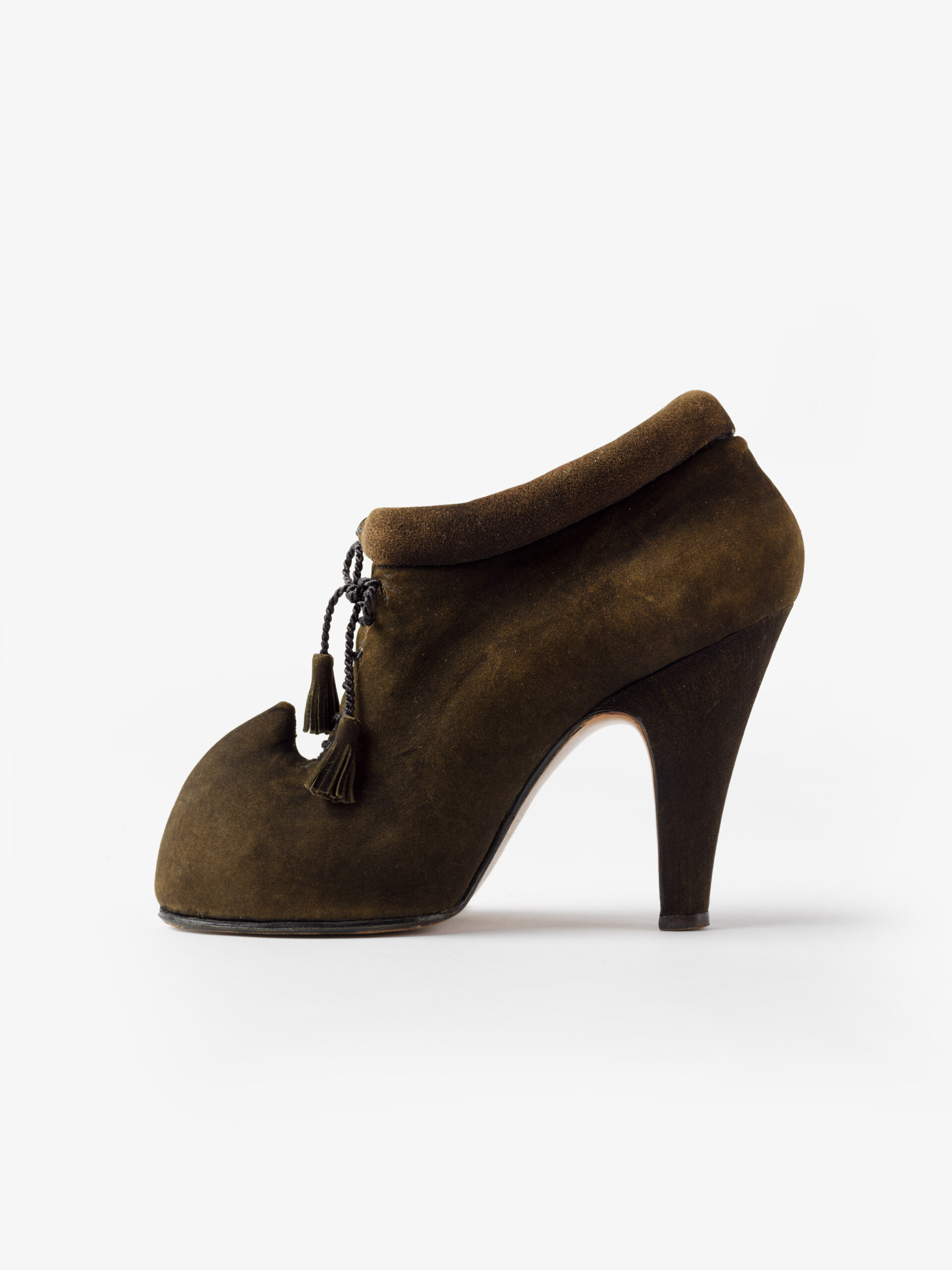 Salvatore Ferragamo Scarpe femminili 1930-35 Antilope, cordoncino di seta Dono Famiglia Ferragamo, 1989
