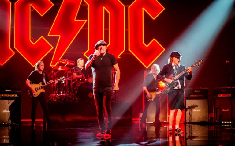 AC/DC: per l’anniversario dei 50 anni di carriera ristampati i vinili e tour AC/DC 50