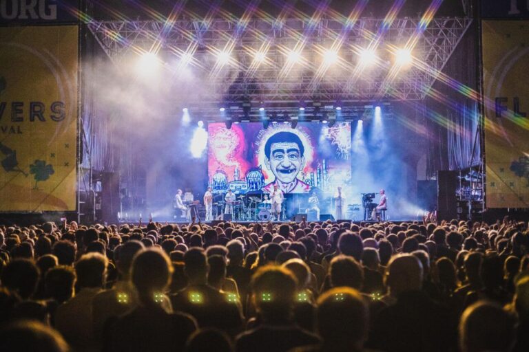 Mi resta un solo dente e cerco di riavvitarlo: Elio e le Storie Tese in tour Mi resta un solo dente e cerco di riavvitarlo