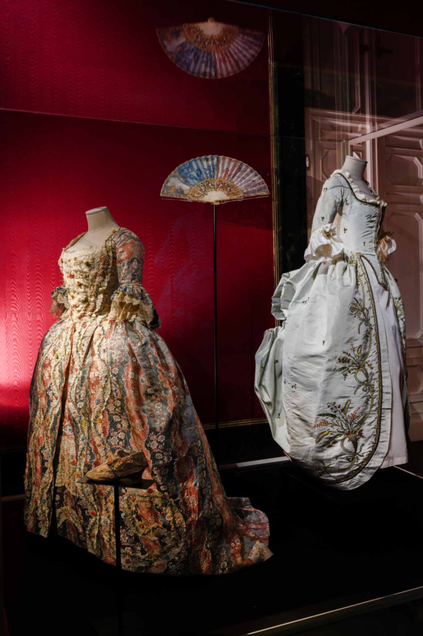 SALA 1dettaglio : IL SETTECENTO, DA LUIGI XV ALL’ANCIEN RÉGIME Due abiti settecenteschi di manifattura italiana, una andrienne e una robe à la polonaise. Ventaglio in avorio e pagina in carta dipinta del XVIII secolo