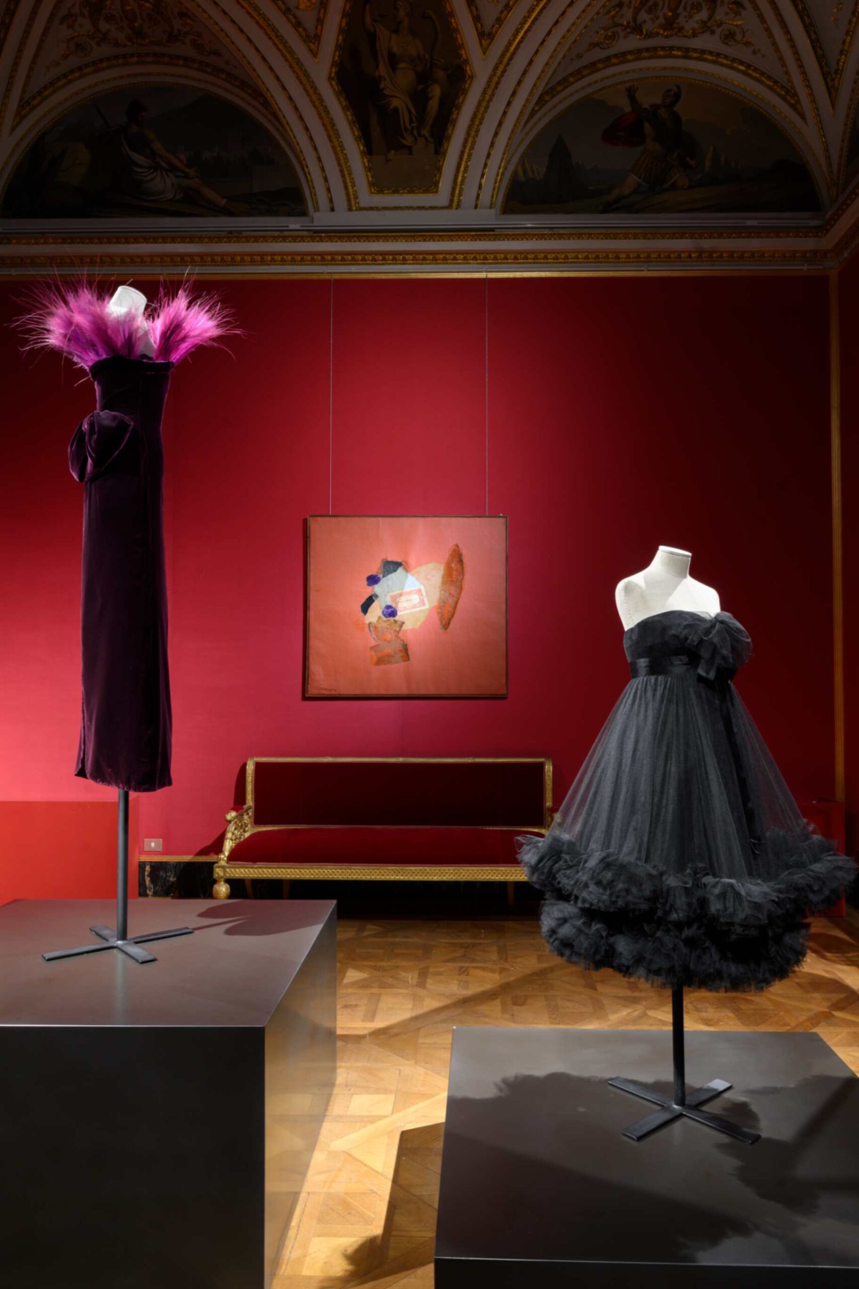 SALA 11 dettaglio Abiti, inizio anni Sessanta, in velluto di seta lilla scuro di Nina Ricci e in gros di seta e tulle nero di Gigliola Curiel. Sulla parete Composizione astratta, Lenzuolo di San Rocco II di Giulio Turcato (1958)