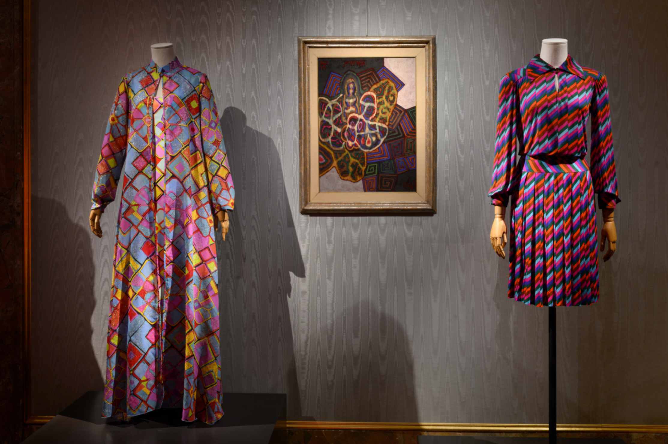 SALA 15 Completo da sera Kaleidoscope realizzato da Ken Scott (1979) su pattern di Susan Nevelson e completo Pull-together di Ottavio e Rosita Missoni (1973). Sulla parete Composizione astratta, Nadir di Corrado Cagli (1966), studio utilizzato per i costumi del poema Jeux di Claude Debussy, rappresentato al Teatro dell’Opera di Roma, nel 1967