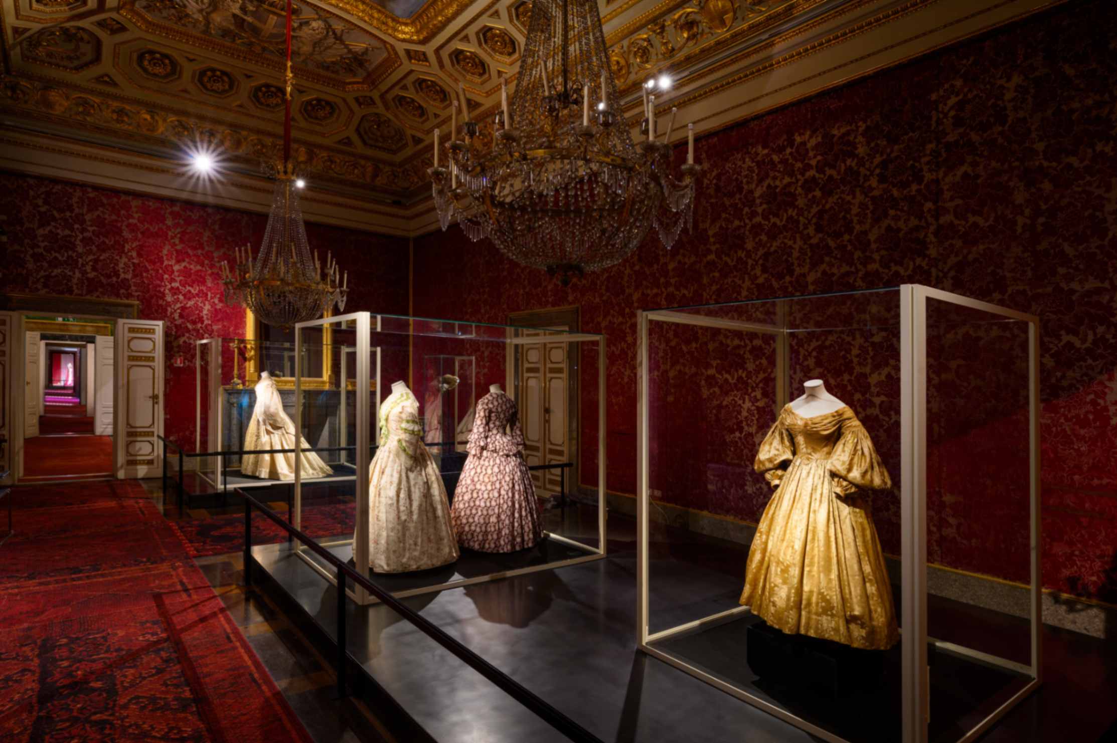 SALA 3: DAL ROMANTICISMO ALL’UNITÀ D’ITALIA Veduta d’insieme di quattro abiti dal 1830 al 1860 ca., tre di manifattura italiana e uno di manifattura inglese