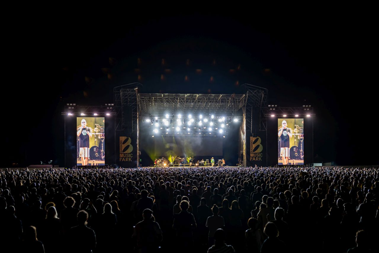 foto del palco del Concertozzo 2025 con diecimila persone nel pubblico