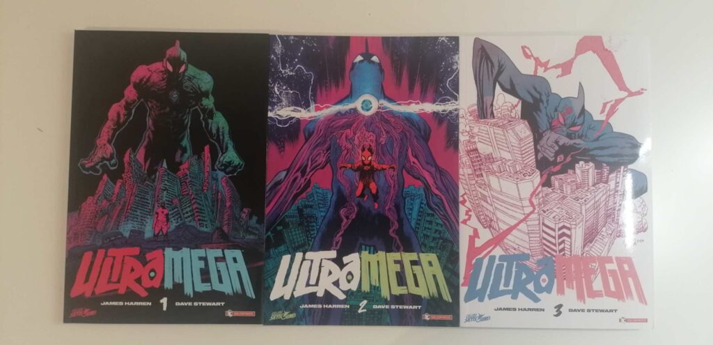 le cover dei primi tre volumi di Ultramega, di James Harren, Dave Stewart e Rus Wooton, pubblicati in Italia da saldaPress nella collana SkyBound. Foto di Francesco Ariani
