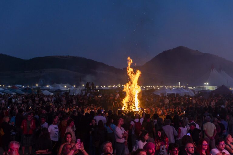 Montelago Celtic Festival – MCF 2025 un falò al Montelago Celtic Festival - MCF 2025