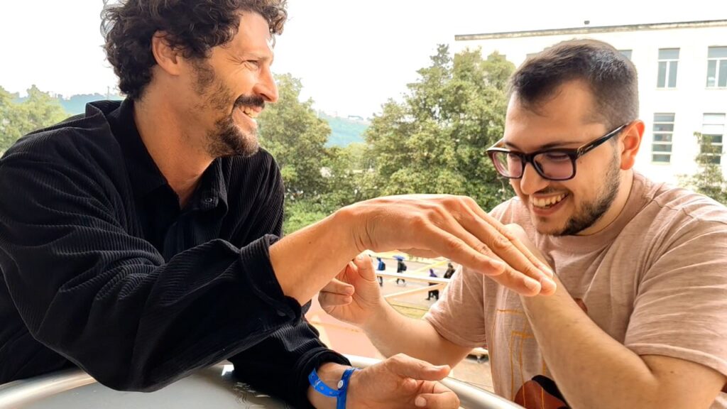 Filipe Andrade mima il movimento dei delfini nell'intervista con Angelo Giannone