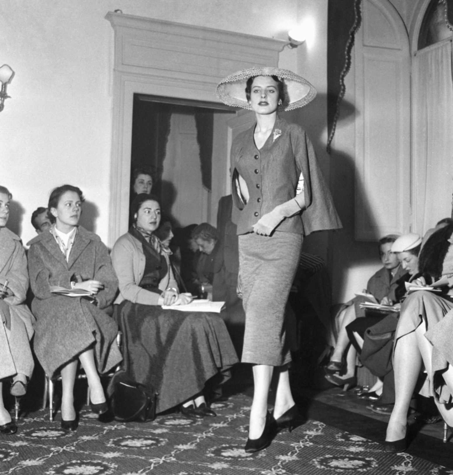 Sfilata di moda Ferdinandi 1955 Fondo Vedo / Archivio Luce Cinecittà