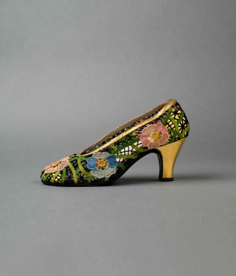 Moda in Luce 1925–1955. Alle origini del Made in Italy, la mostra alle Gallerie degli Uffizi Moda in Luce 1925–1955. Alle origini del Made in Italy, la mostra alle Gallerie degli Uffizi espone anni fondamentali della storia della moda Salvatore Ferragamo Bonito 1898 - Firenze 1960 Scarpe femminili 1935 Etichetta: “Creations Ferragamo’s-Florence-Italy” Décolleté in merletto ad ago policromo di Tavarnelle, tacco, punta e profili scarpa in capretto dorato. Collezione Massimo Cantini Parrini, Firenze