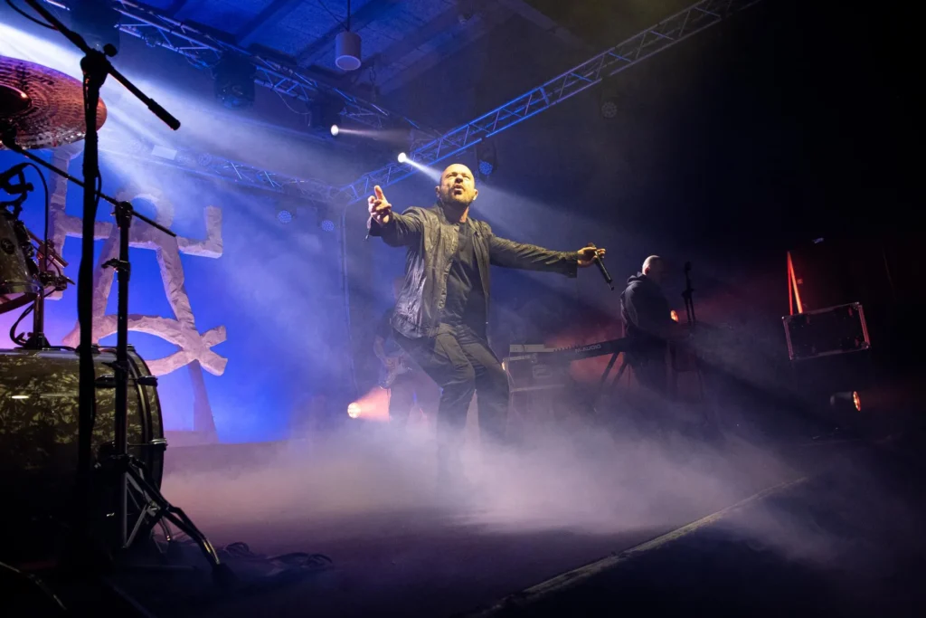 Raiz degli Almamegretta sul palco. Crediti per la foto: Giulia Breschi, (2025)