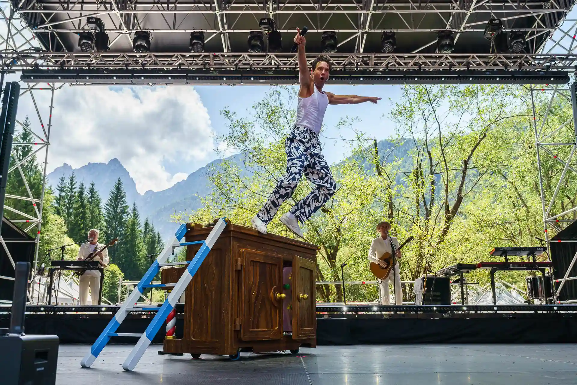 Mika sul palco della trentesima edizione di No Borders Music Festival, nell'ambito del suo tour estivo 2025 in Italia