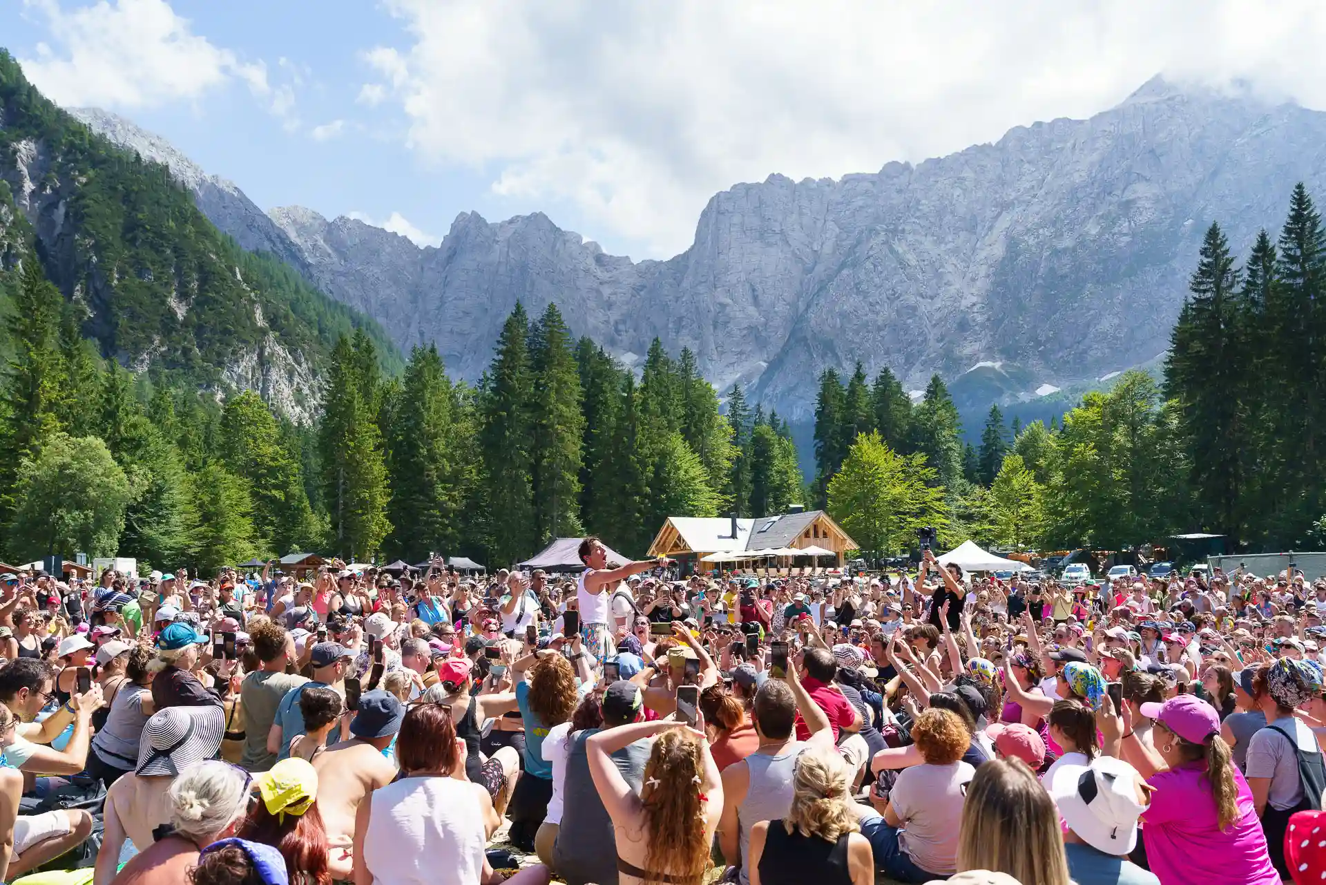 Mika sul palco della trentesima edizione di No Borders Music Festival, nell'ambito del suo tour estivo 2025 in Italia