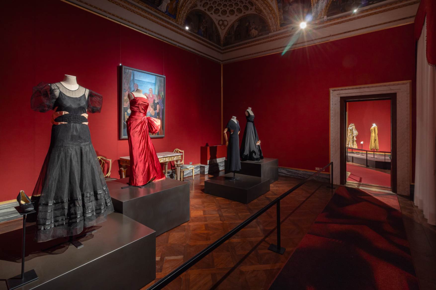 vestiti da una delle nove sale Novecento Museo della Moda e del Costume