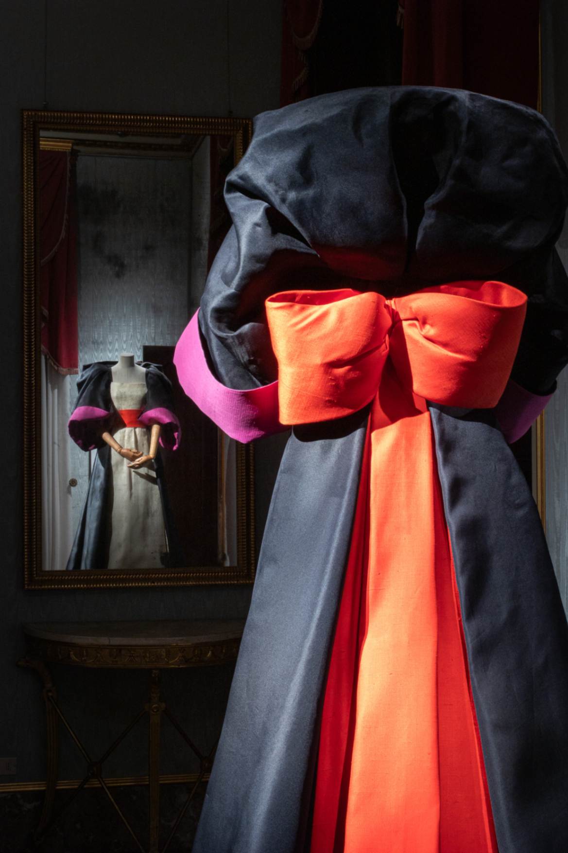 vestiti da una delle nove sale Novecento Museo della Moda e del Costume