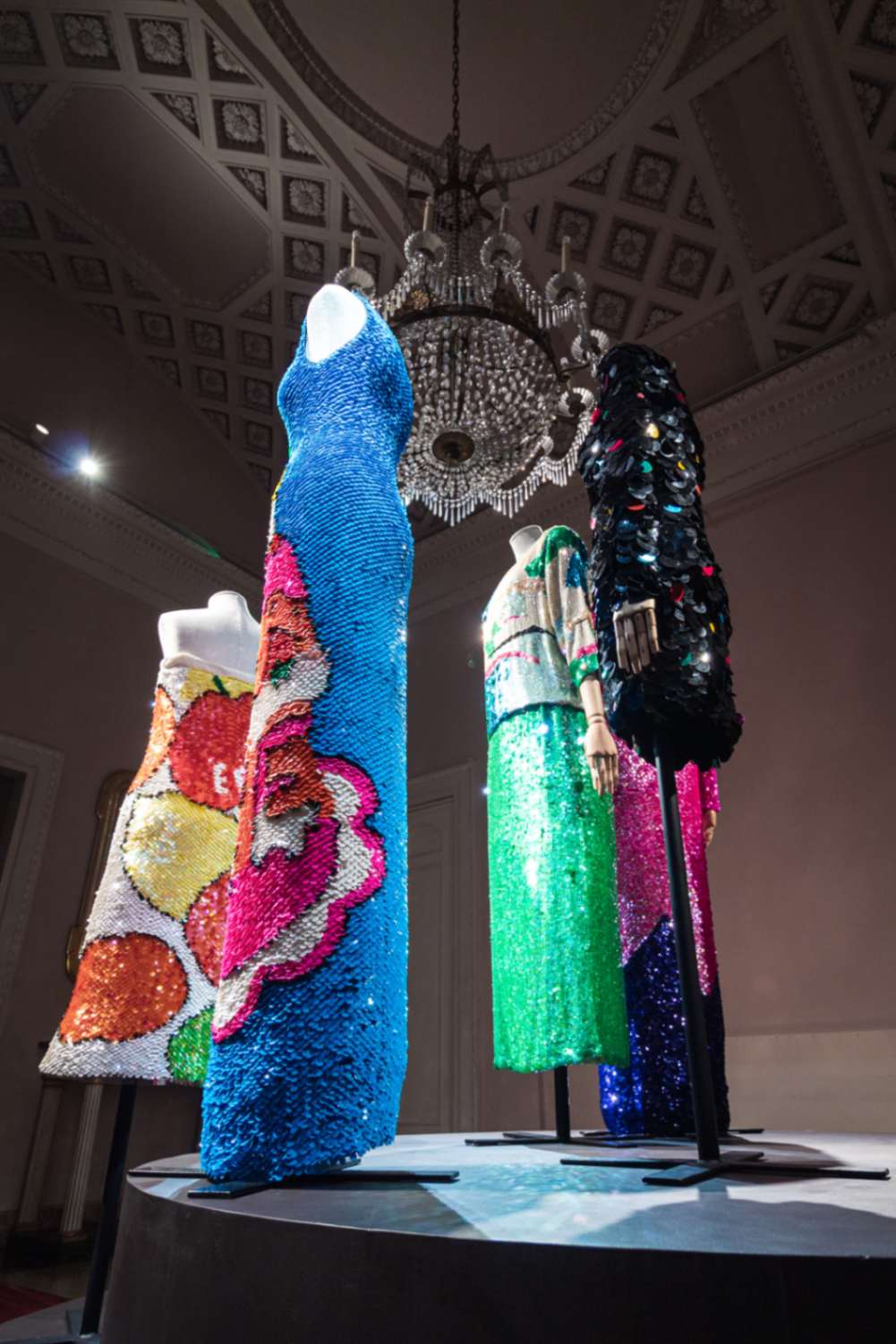 vestiti da una delle nove sale Novecento Museo della Moda e del Costume