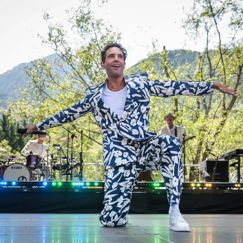 Mika sul palco della trentesima edizione di No Borders Music Festival, nell'ambito del suo tour estivo 2025 in Italia
