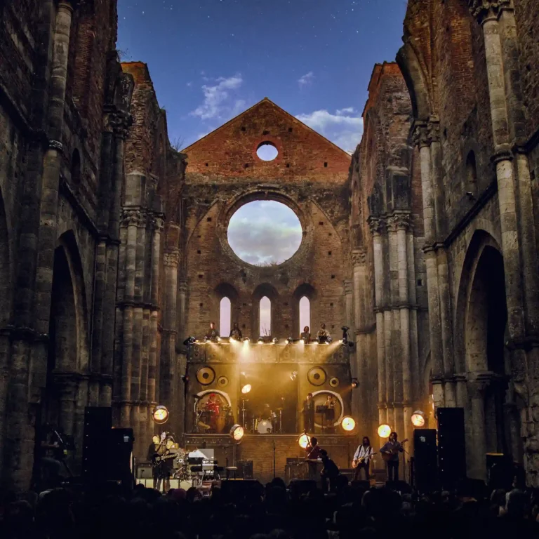 La Chitarra Nella Roccia – Lucio Corsi dal vivo all’Abbazia di San Galgano la cover dell'album La Chitarra Nella Roccia - Lucio Corsi dal vivo all’Abbazia di San Galgano