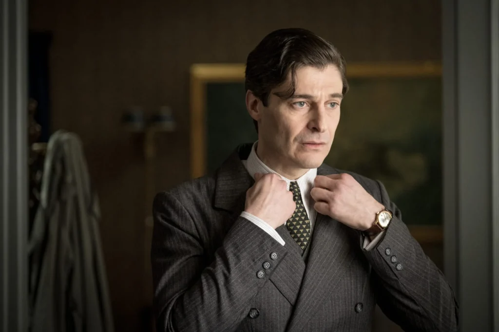 Lino Guanciale in una scena della serie TV Il commissario Ricciardi, terza stagione